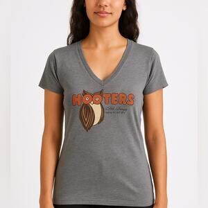 🦉 Vintage Vibes Hooters Tee – Newport, KY Edition (M) 🦉
